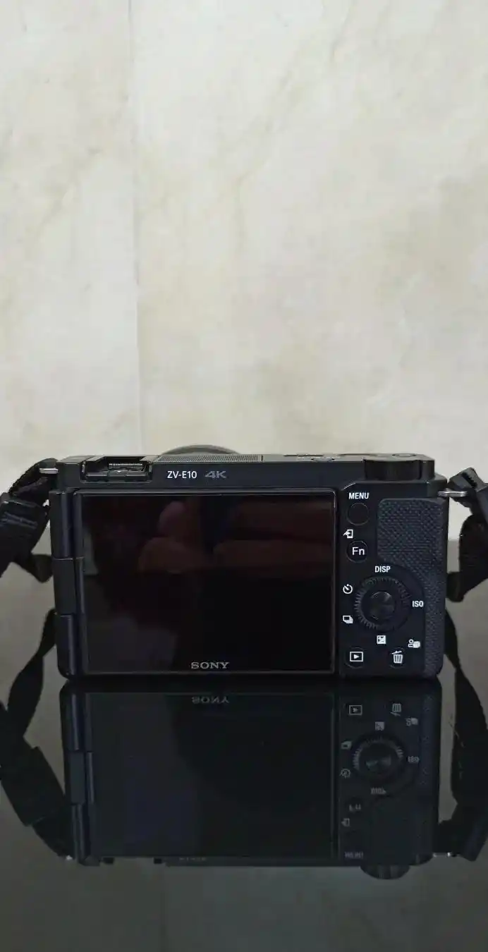 دوربین عکاسی SONY ZVE10 دست دو