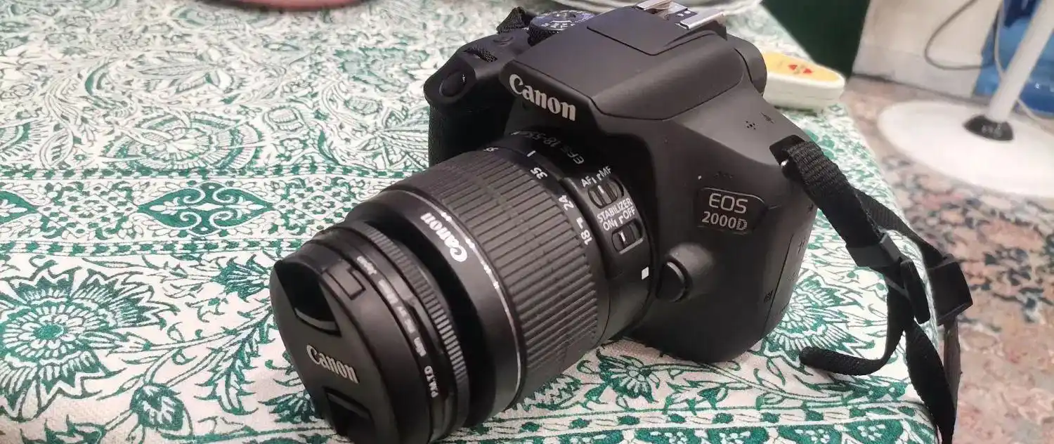 دوربین عکاسی و فیلم برداری Canon EOS 2000D دست دو