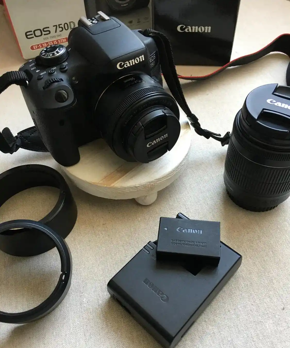دوربین کنون 750D  دو عدد لنز  باطری شارژ اضافه دست دو