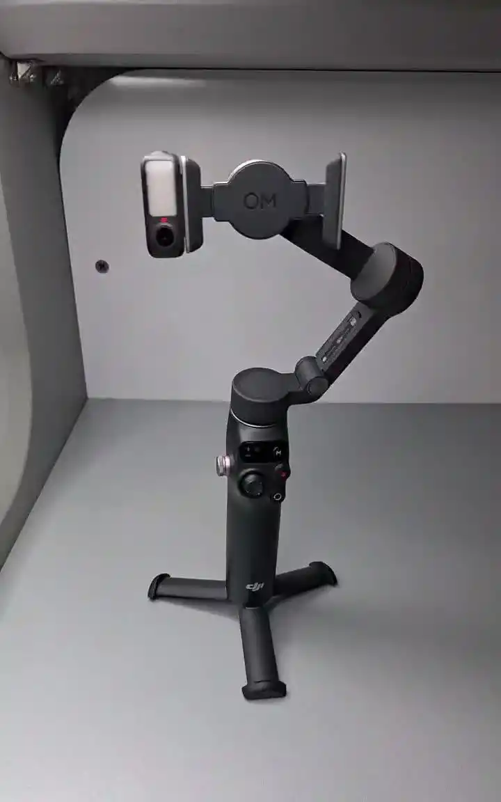 گیمبال dji osmo 7p + باتوم لایت RGB ZGRL 2000 دست دو