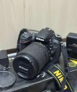 Nikon D700 (فول‌فریم) + لنز همه‌کاره ۲۸-۱۰۵ Sigma دست دوم