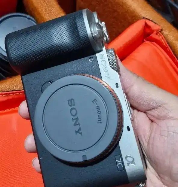 دوربین سونی مدل a7c دست دو