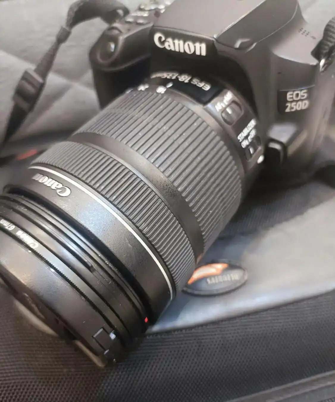 دوربین کنون Canon 250d با لنز ۱۸-۱۳۵ دست دو