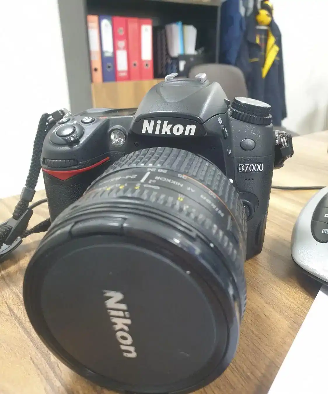 دوربین D7000 نیکن دست دو