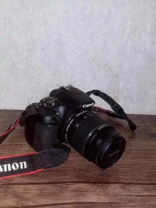 دوربین 1300d دست دو