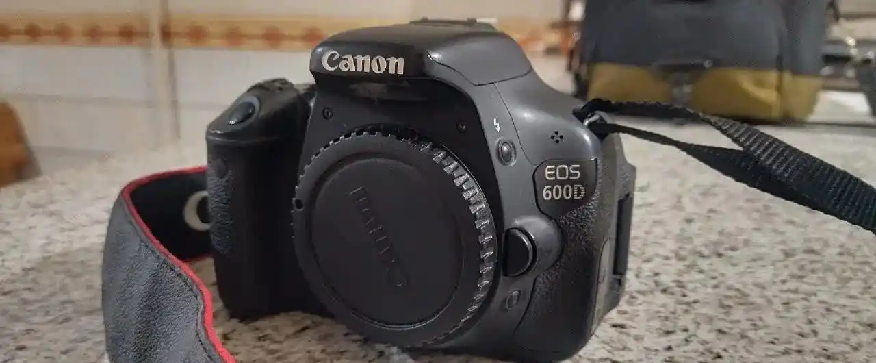 دوربین canon EOS600 D دست دو