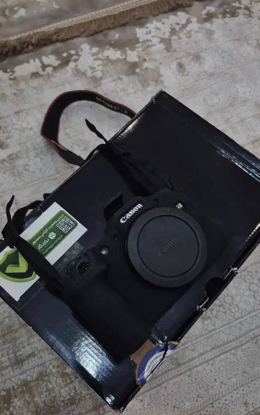 بادی دوربین کانن Canon Eos R8 (شات ۱۳۰۰) دست دو