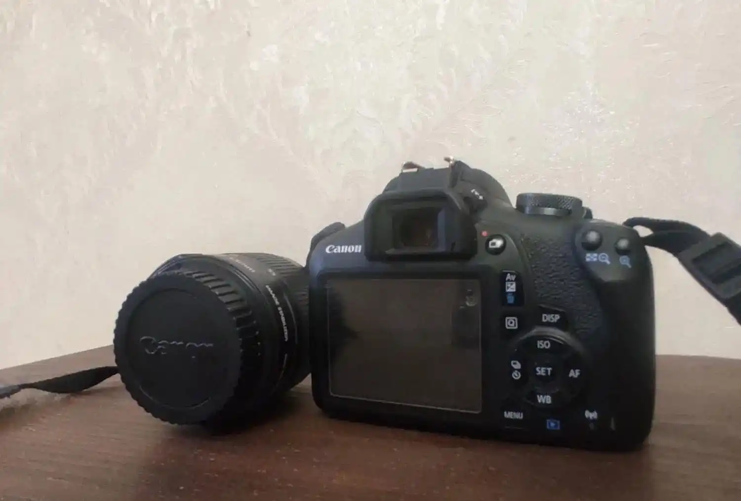 دوربین Canon 2000D دست دو