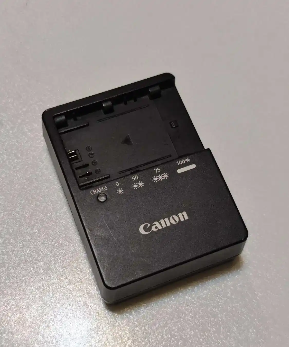 شارژر باطری canon lc-e6. برا دوربین 5d و 6d و 7d دست دو