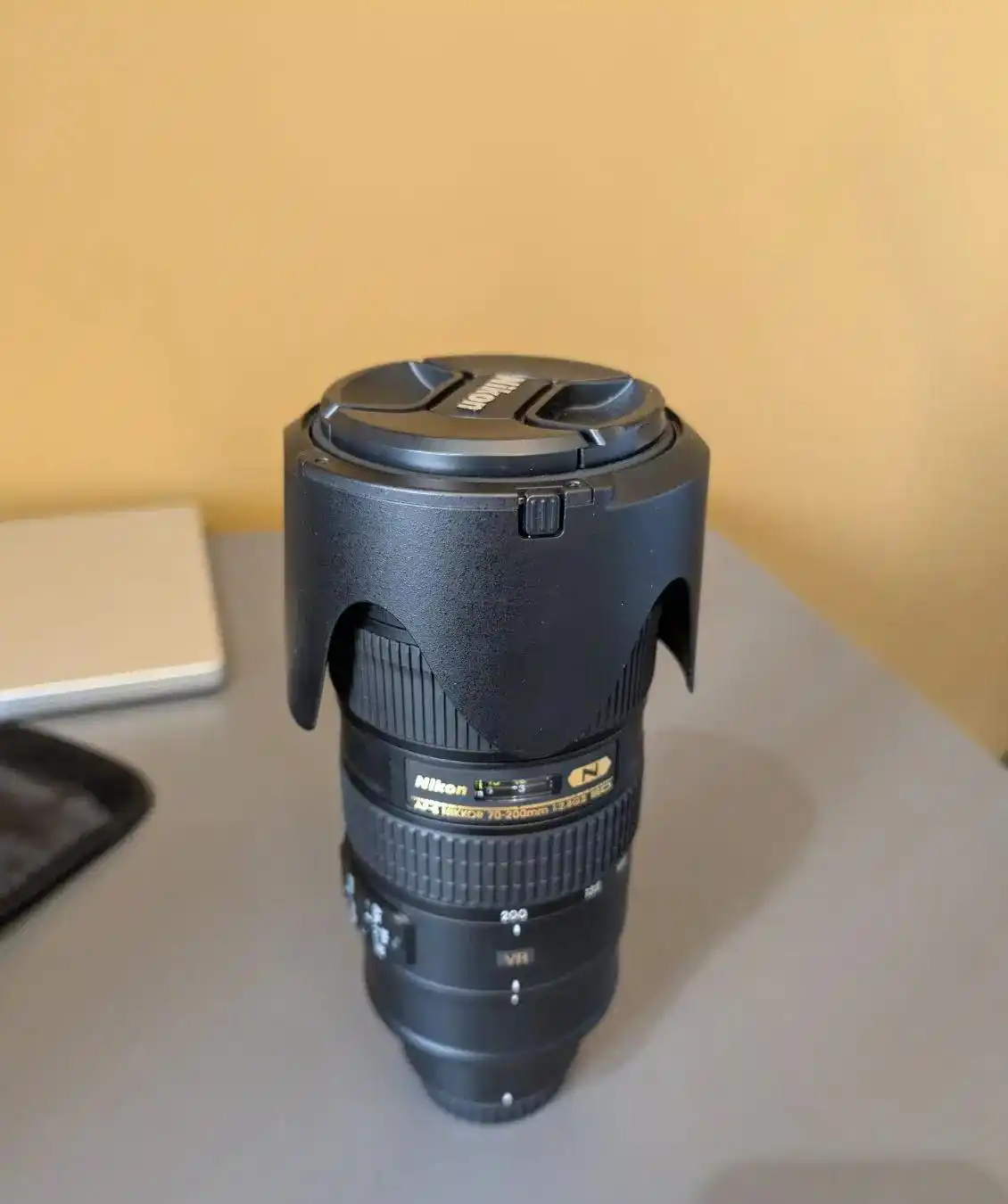 لنز نیکونNikon 70-200mm f/2.8G ED VR IIدر حد اکبند دست دو