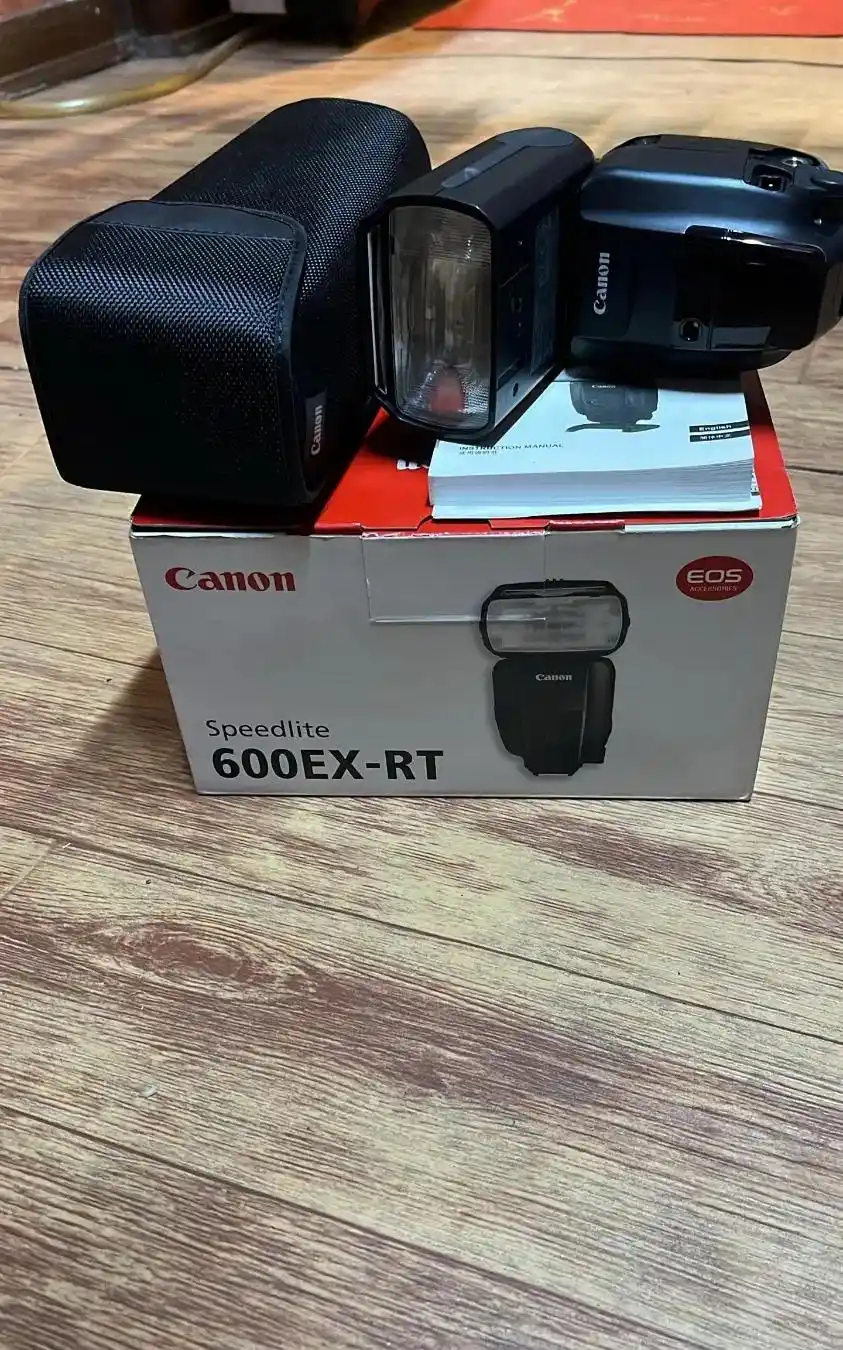 دوربین کنون EOS 80D با تجهیزات عکاسی دست دو