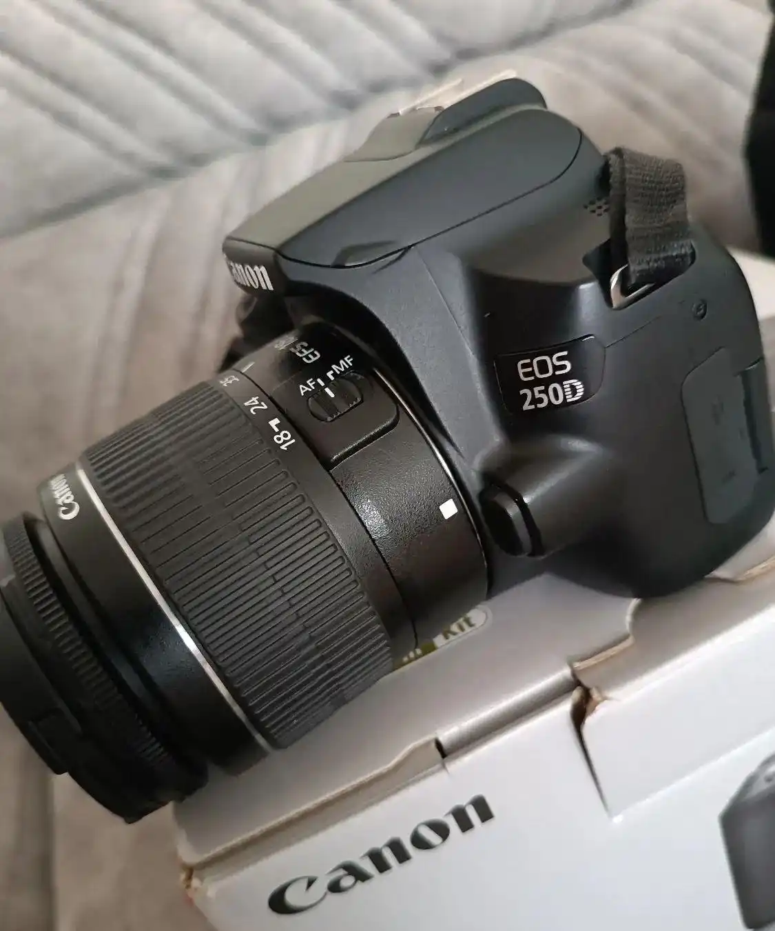 دوربین عکاسی canon 250D دست دو