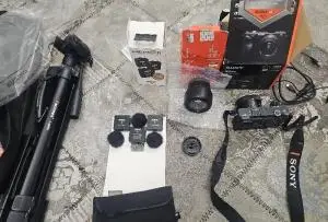دوربین عکاسی سونی a6400 با لنز سونی fe50mm f1.8 دست دوم