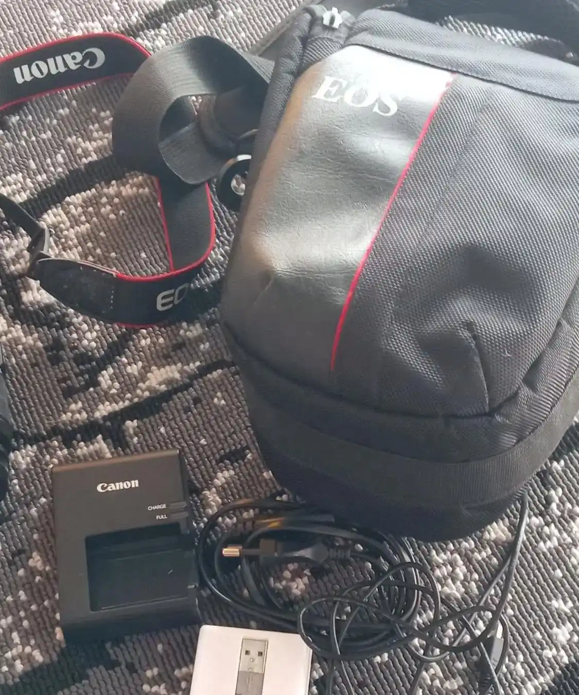 دوریین عکاسی کنون eos 1200 d دست دو