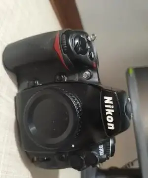 Nikon D700 (فول‌فریم) + لنز همه‌کاره ۲۸-۱۰۵ Sigma دست دوم