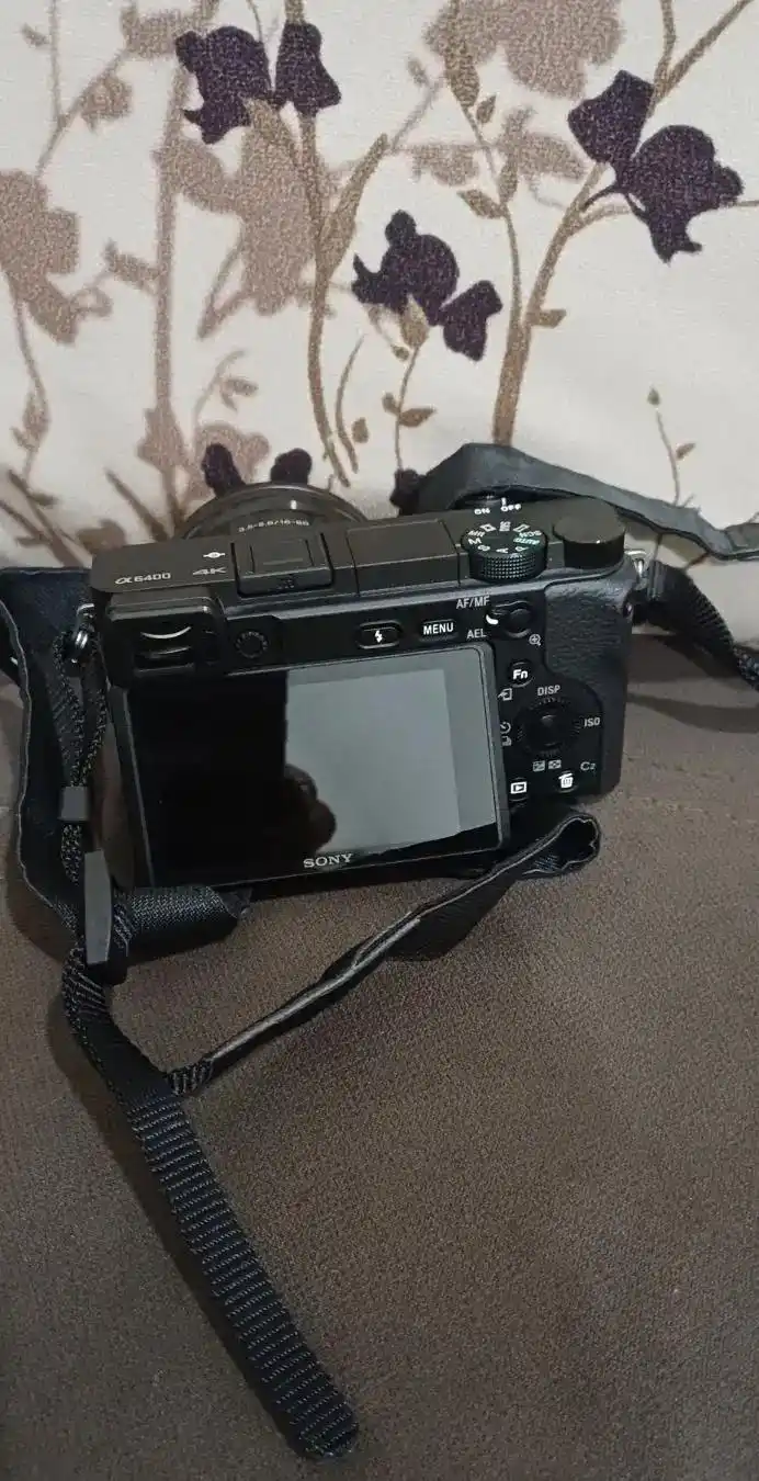 دوربین عکاسی سونی a6400 با لنز سونی fe50mm f1.8 دست دو