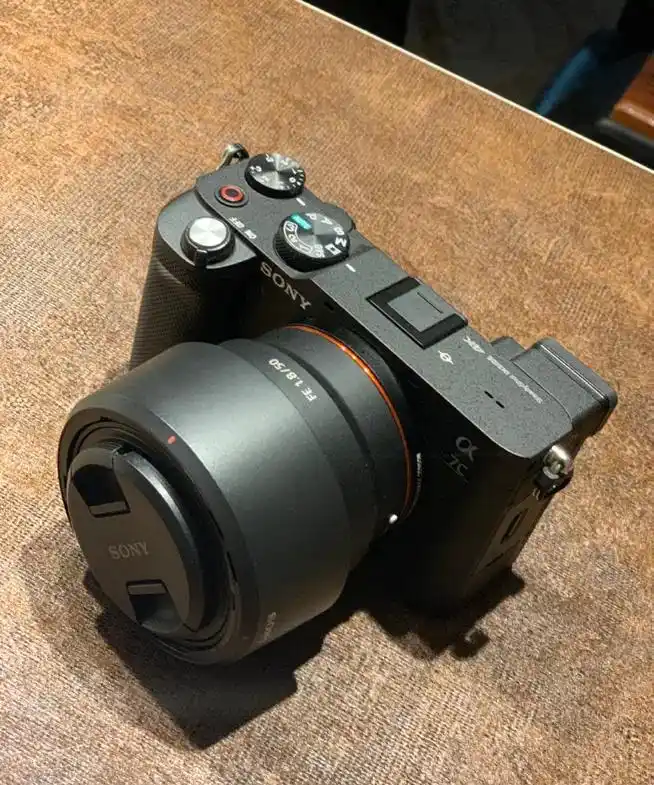 دوربین سونی الفا sony a7c به همراه لنز ۵۰ فیکس دست دو