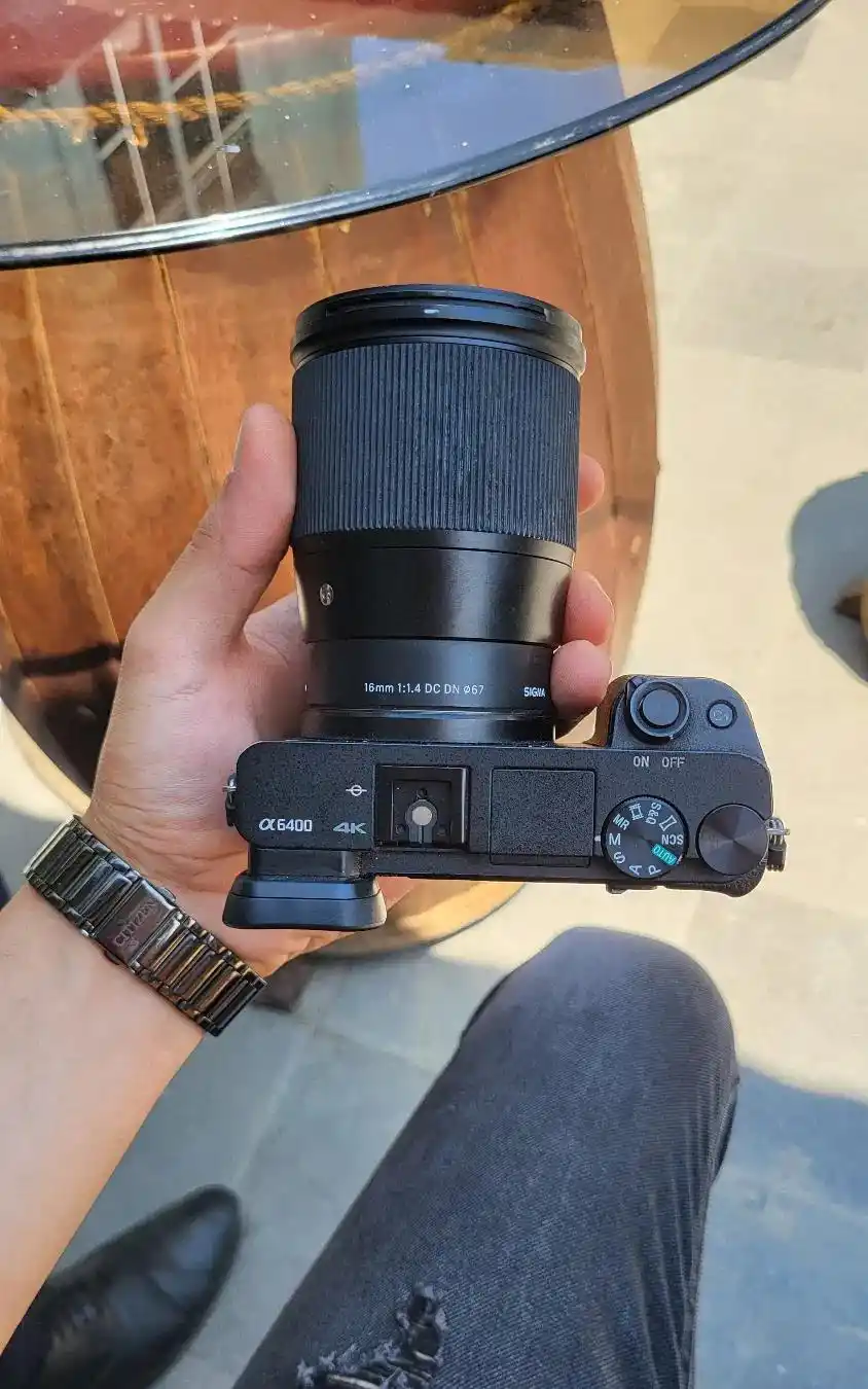 دوربین عکاسی سونی a6400 با لنز سیگما ۱۶mm دست دو