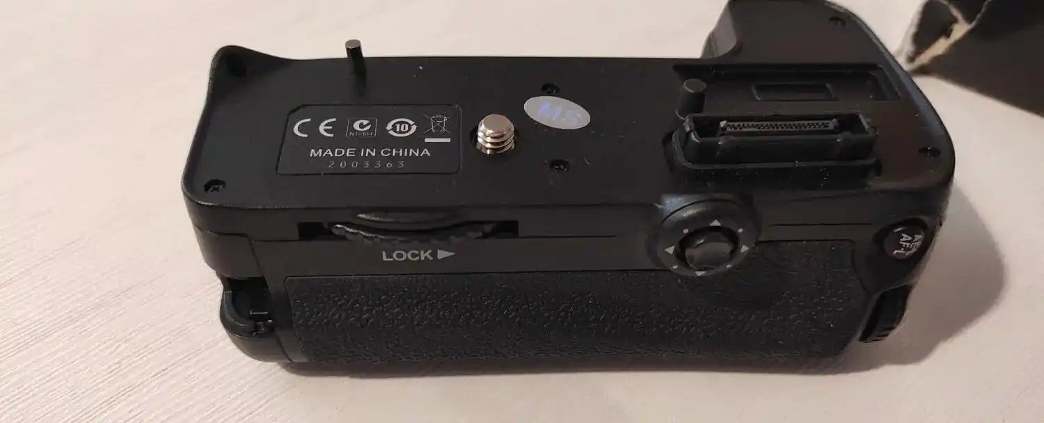 باتری گریپ نیکون D7000 مدل MB-D11 دست دو