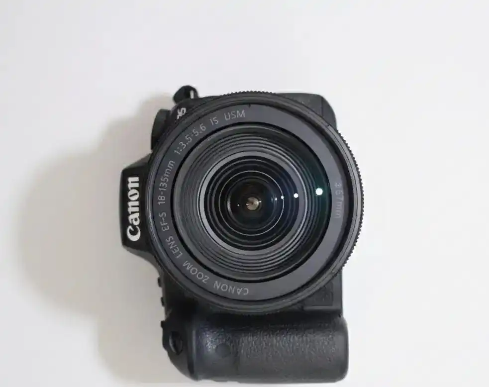 دوربین عکاسی 90D Canon دست دو