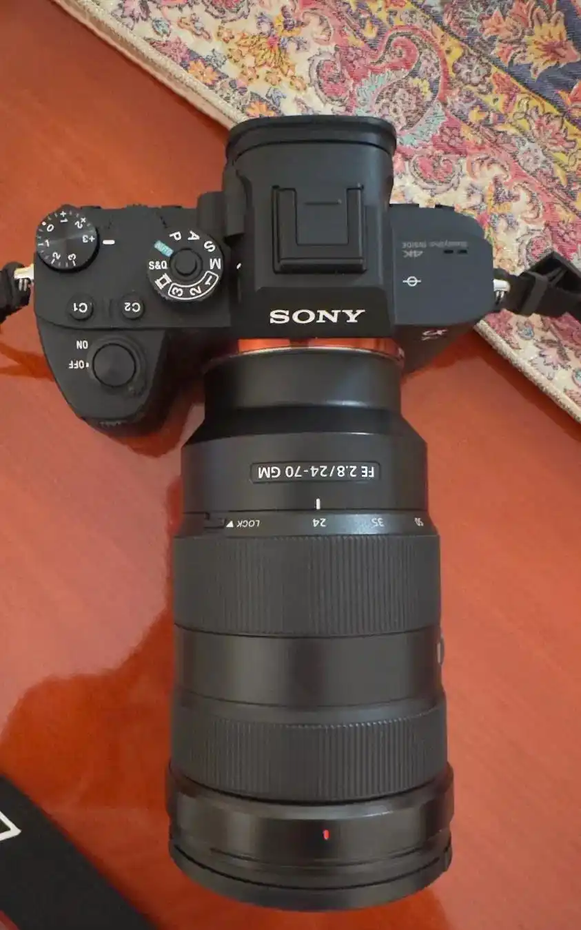 دوربین Sony Alpha 7R Ill لنز ۲۴-۷۰ سونی کرج دست دو