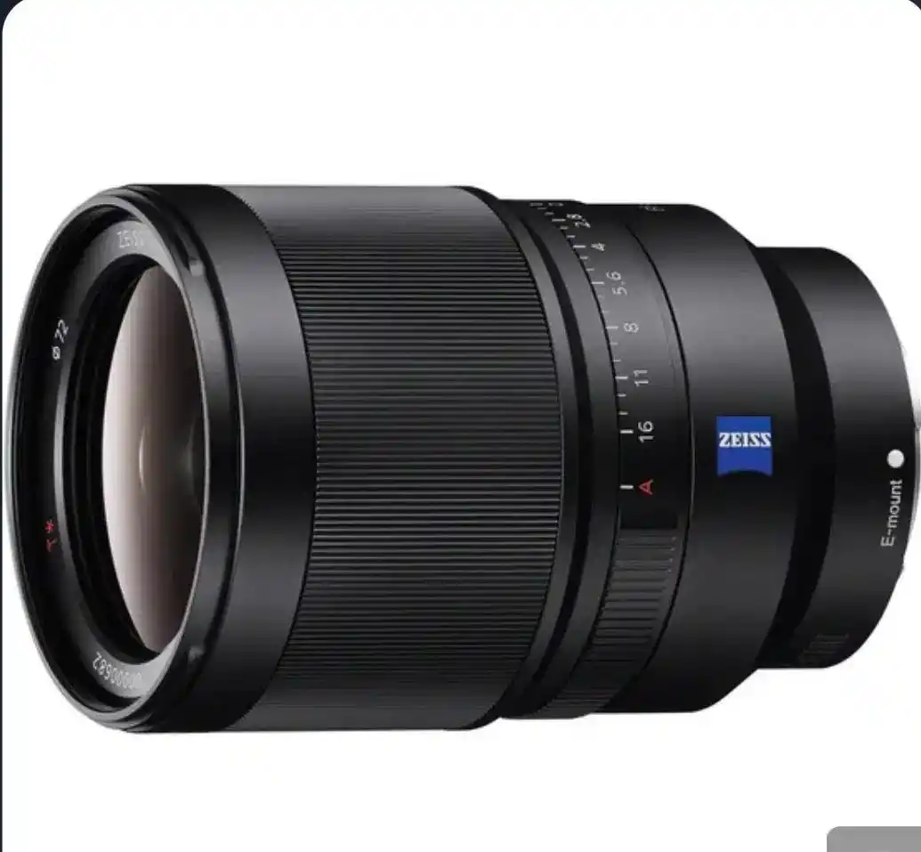 لنز زایس ۳۵mm f 1.4 دست دو