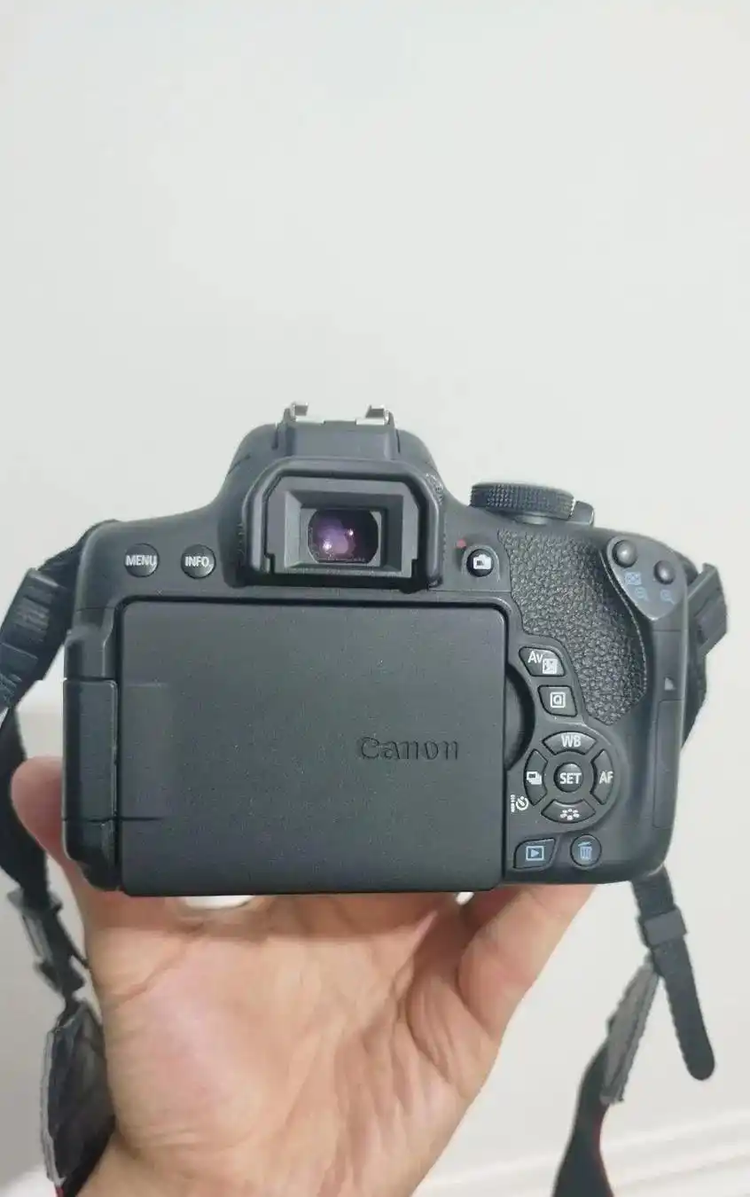 دوربین کنون Canon 750D با لنز 50m F1.8 STM کم‌کار دست دو