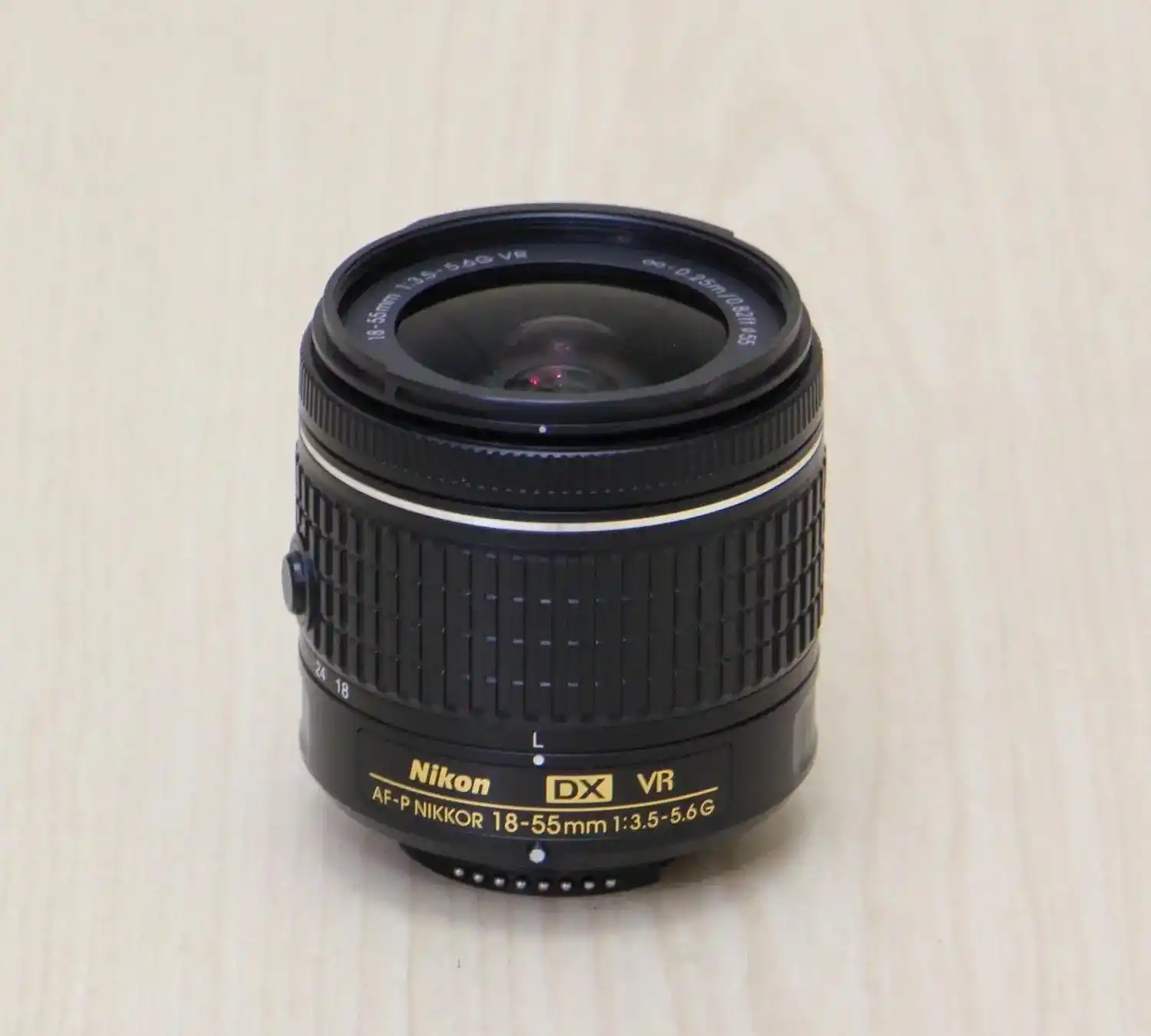 لنز نیکون AF-P DX Nikkor 18-55mm F3.5-G VR دست دو