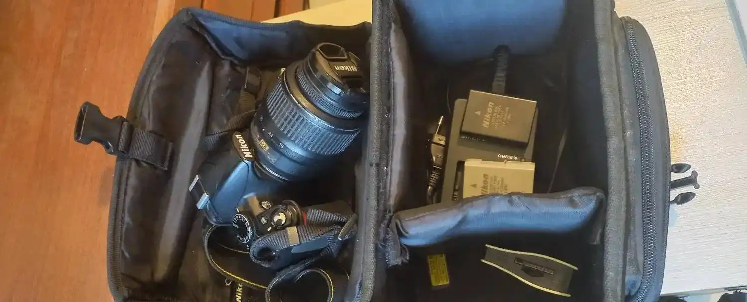 دوربین Nikon D3100 بسیار تمیز با کیف حرفه‌ای دست دو
