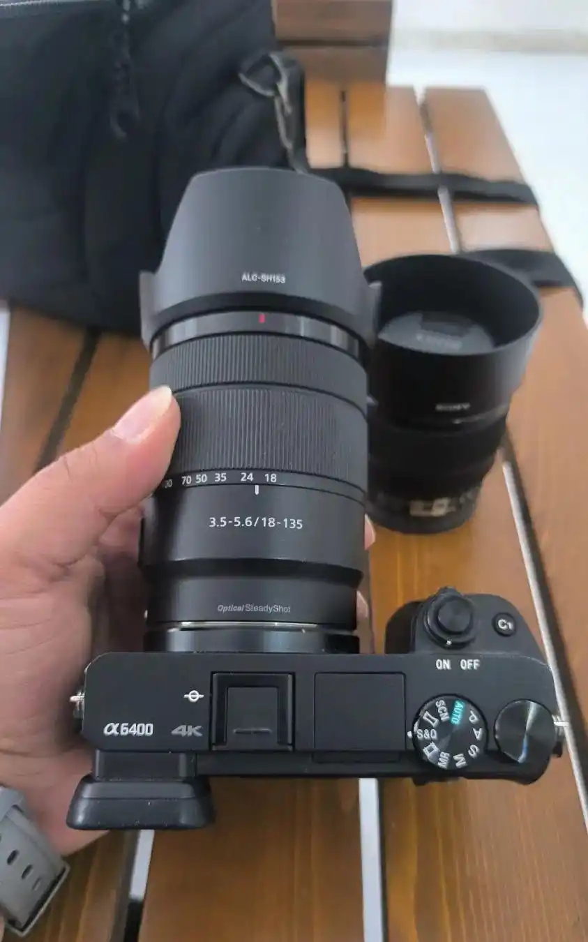 دوربین سونی آلفا 6400 و لنز 18*135 سونی دست دو