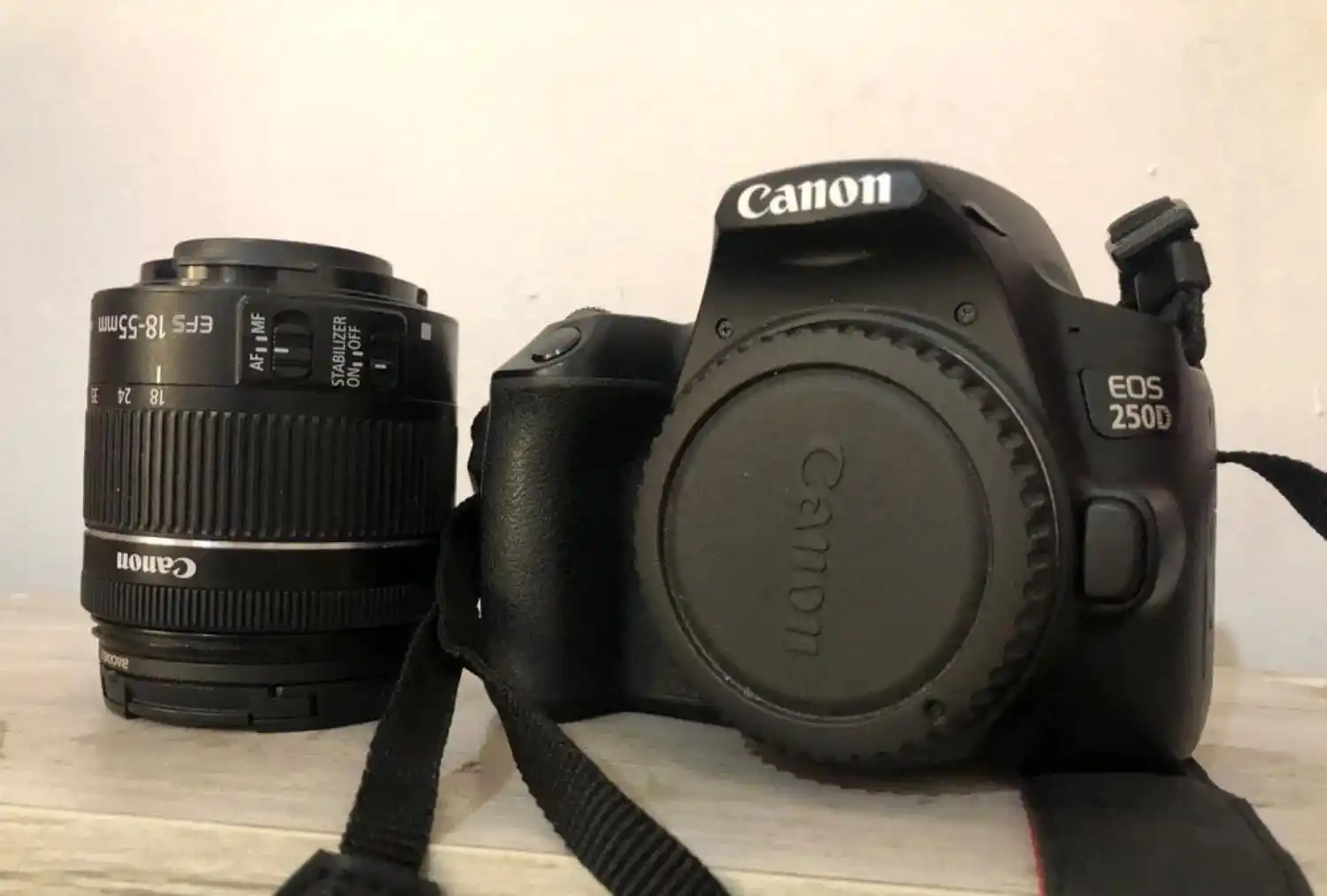 Canon250D دست دو
