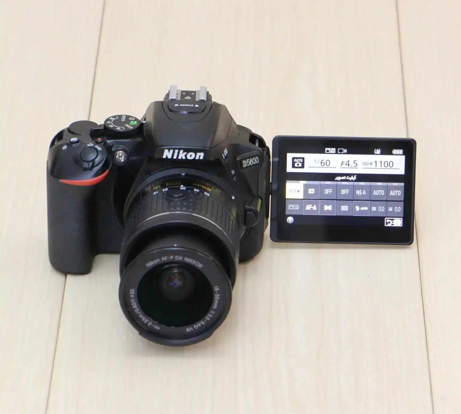 دوربین حرفه ای عکاسی و فیلمبرداری لمسی Nikon D5600 دست دو