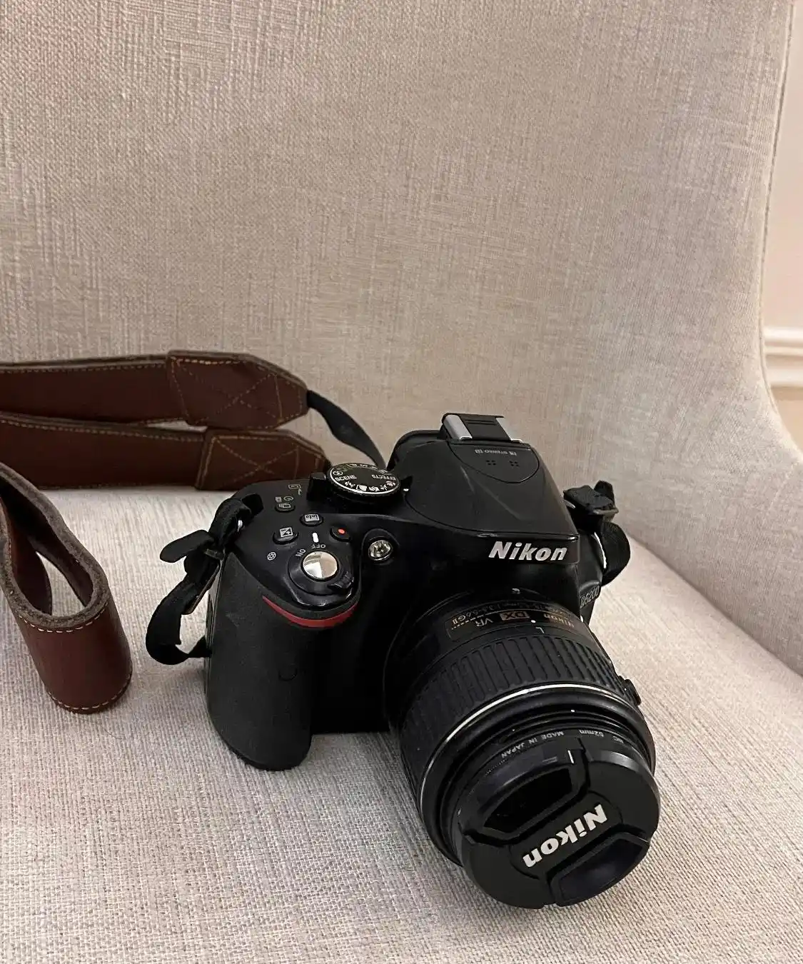 دوربین نیکون d5200 در حد دست دو