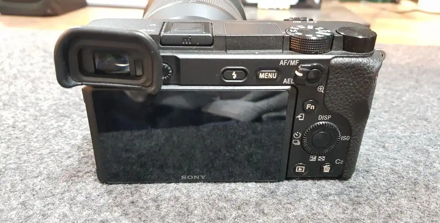 دوربین سونی a6400 و لنز 28/70 سونی درحد نو دست دو