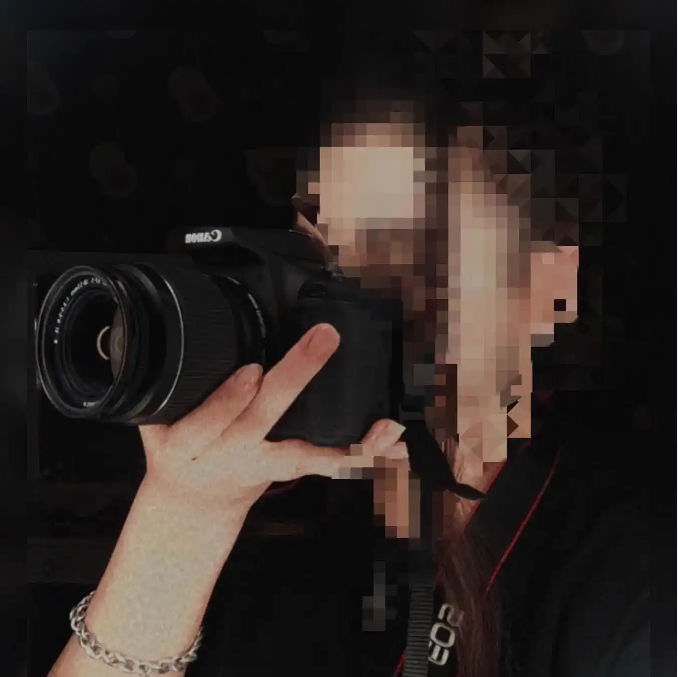 دوربین Canon Eos 2000D بسیارتمیزو درحد نو، دست دو