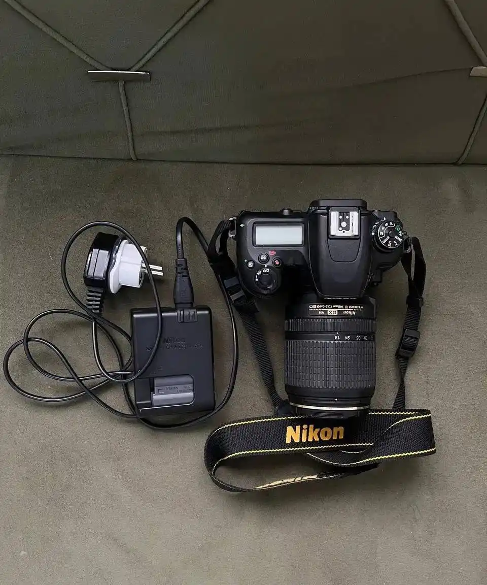 Nikon D7500 بسیار تمیز، کم‌کارکرد، فقط 10500 شات دست دو