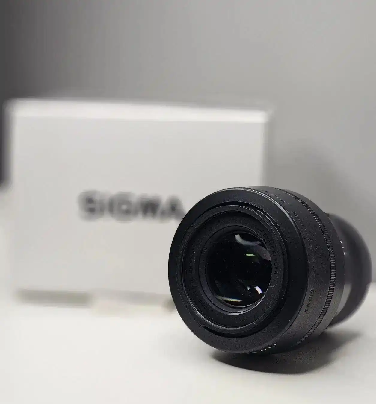 لنز سیگما ۳۰ میلیمتر sigma 30mm دست دو