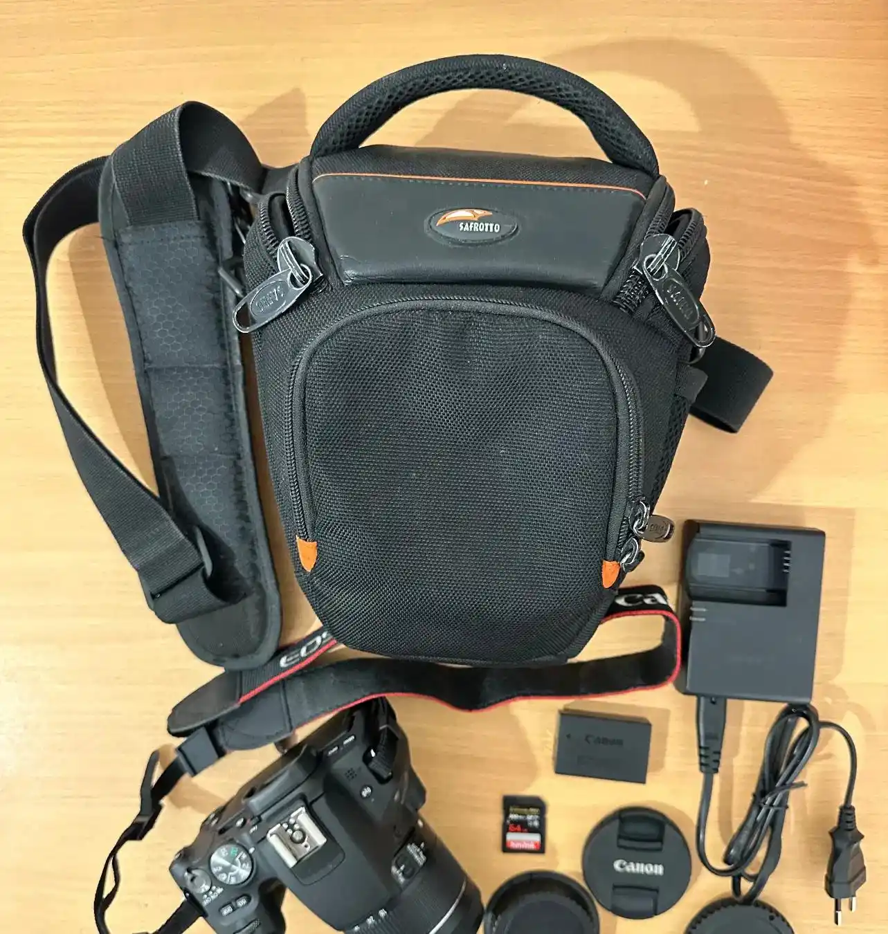 دوربین کنون EOS 200D + رم ۶۴ گیگ سن دیسک دست دو