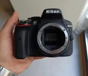 دوربین نیکون d5300 به همراه لنز 18-140 میلیمتر دست دوم