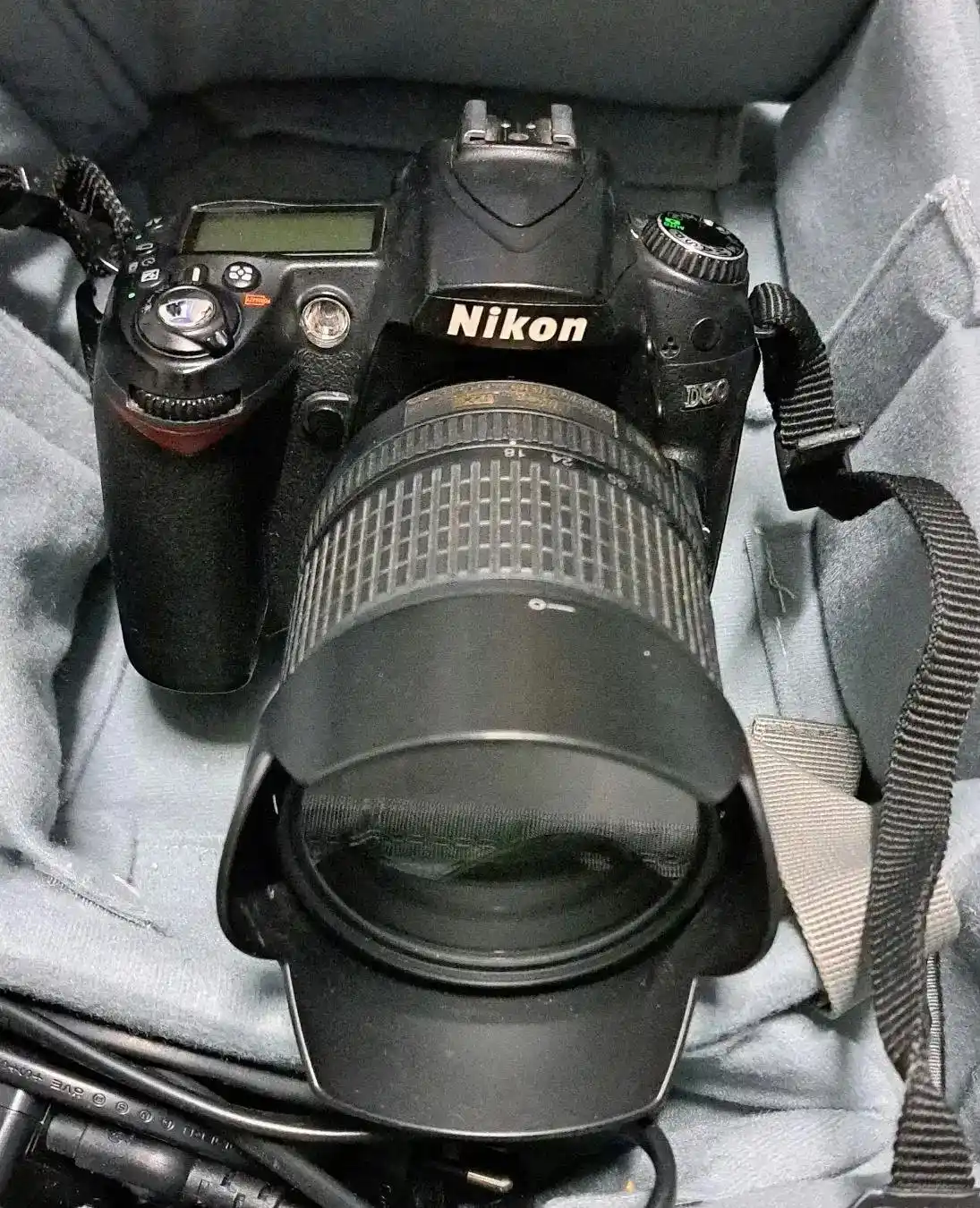 Nikon D90 به همراه کوله و سه پایه دست دو