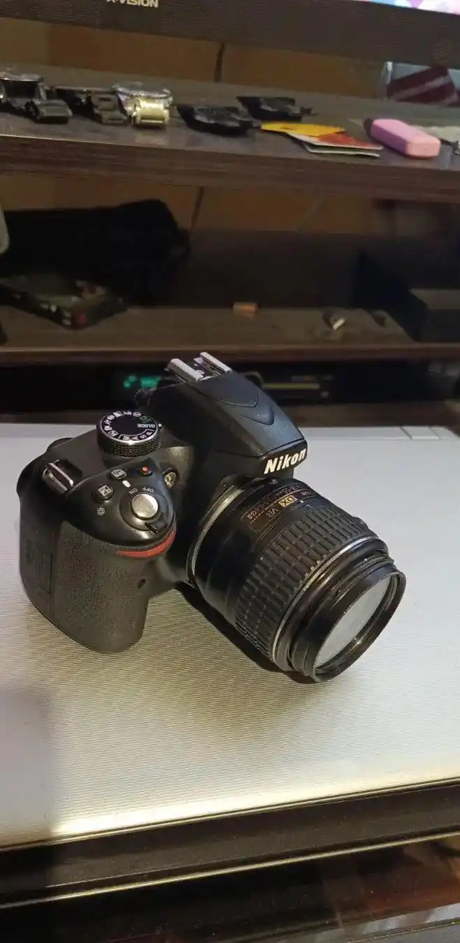 دوربین نیکون D3200 در حد اک دست دو