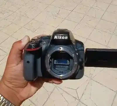 نیکون D5300 دست دو