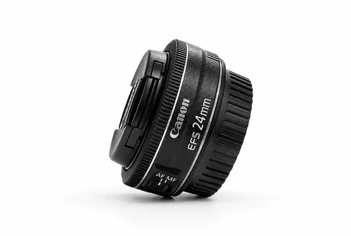 لنز ۲۴ mm canon در حد آکبند دست دو
