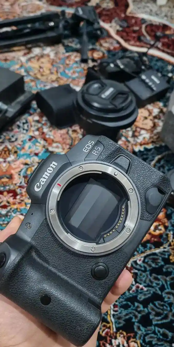 دوربین فیلمبرداری و عکاسیcanon R5 دست دو