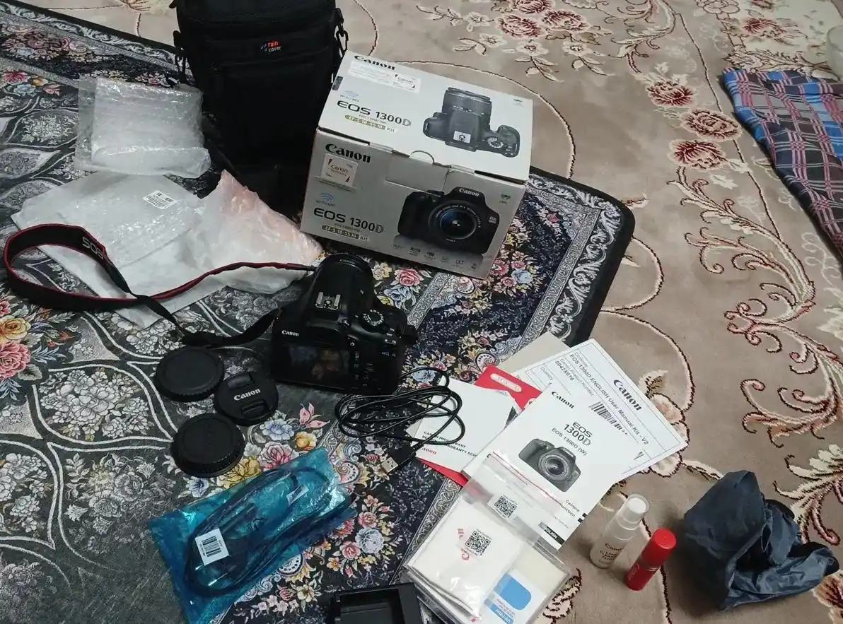 دوربین 1300D Canon دست دو