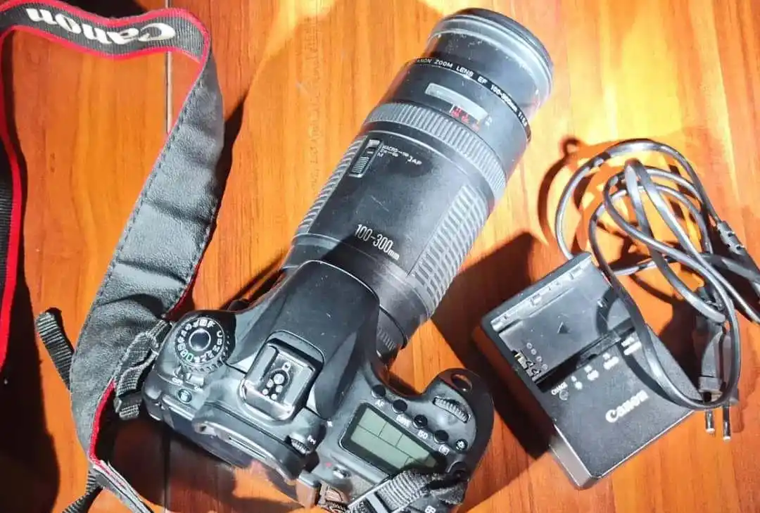 دوربین canon 60D کاملا سالم به همراه لنز 300-100 دست دو