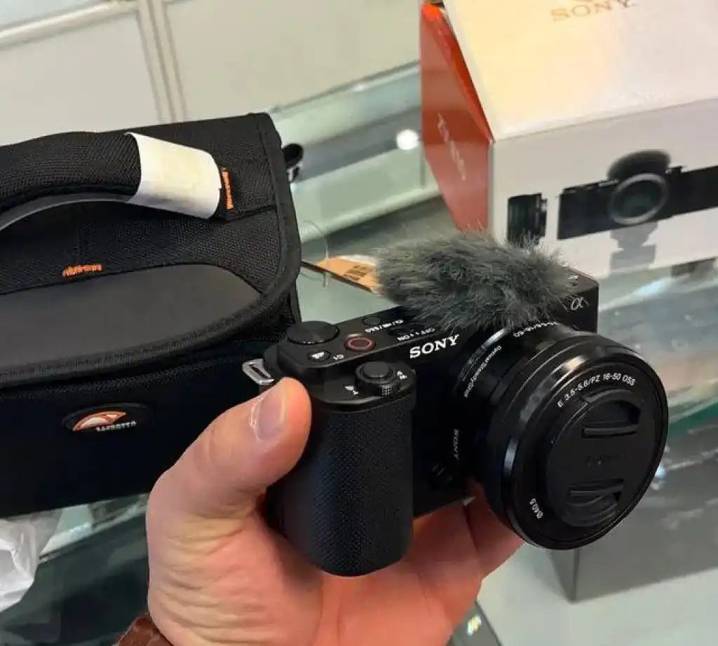 دوربین سونی Sony ZV-E10 لنز 16-50 - در حد آکبند دست دو