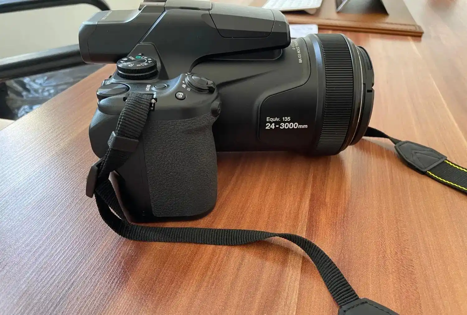 دروبین  نیکون مدل Coolpix P1000 دست دو