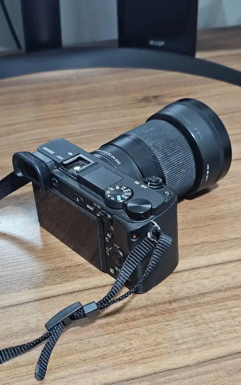 دوربین سونی a6400+30mm f1.4 lens دست دو