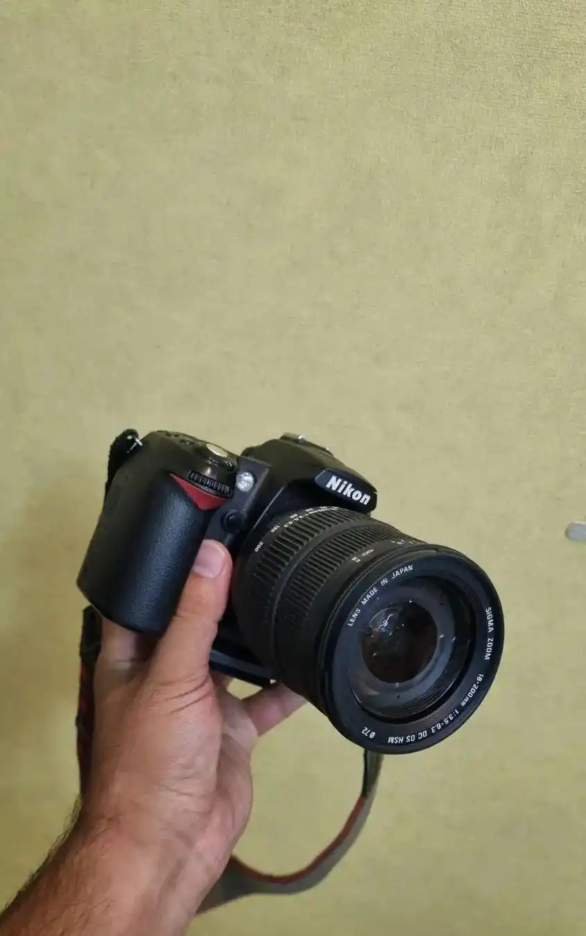 دوربین حرفه ای D90 همراه لنز 18-200 Sigma و جعبه دست دو